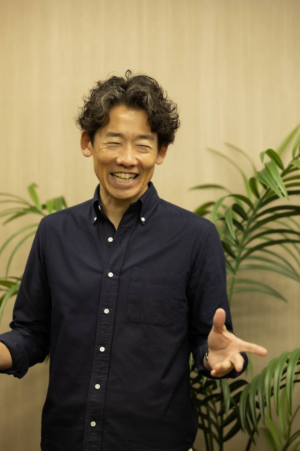 笑顔で話す東海林大介